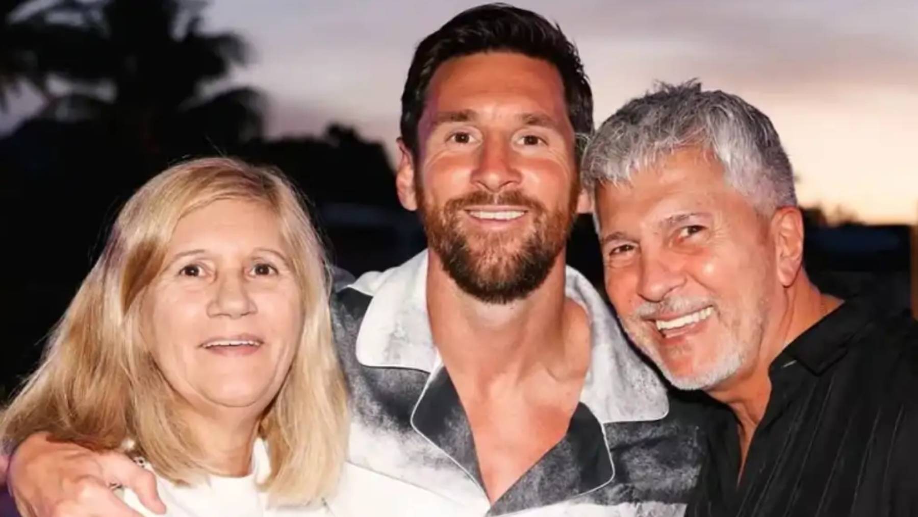 Leo Messi con sus padres, Jorge y Celia. (Foto: RRSS)