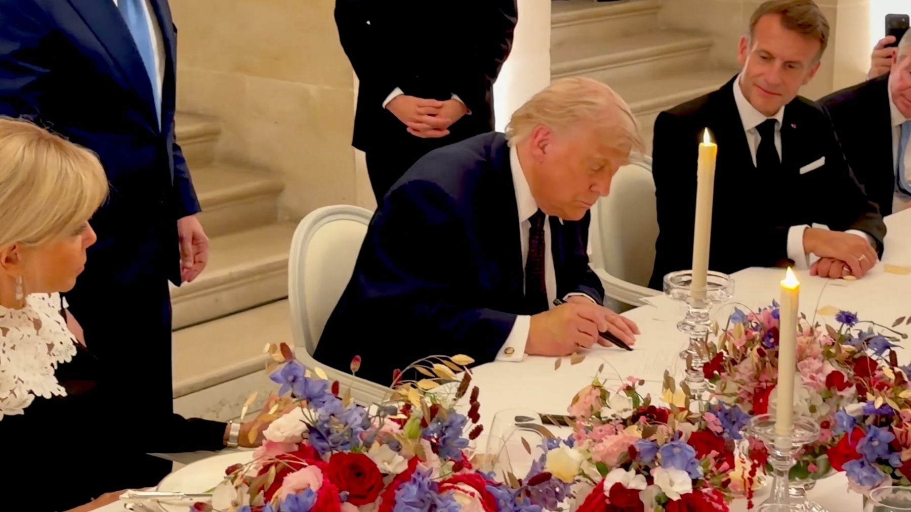 Trump firma el acuerdo con Irán durante su vista al Palacio de Versalles