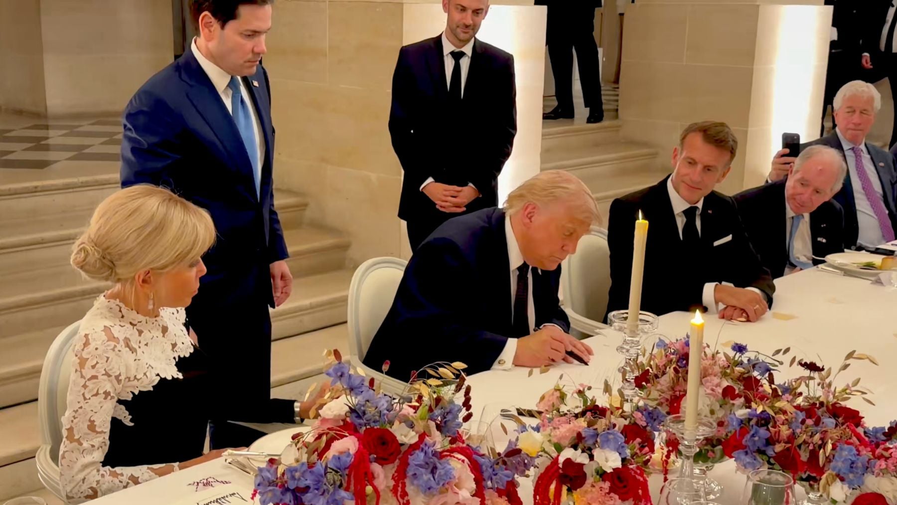 Trump firma el acuerdo con Irán durante su cena con Macron en Versalles