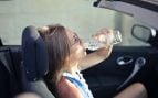 Los síntomas que alertan de deshidratación y cómo mantenerse hidratado durante las olas de calor: señales que no debes ignorar