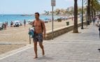 Hombre a punto de ser multado por ir sin ropa. Imagen generada con IA.