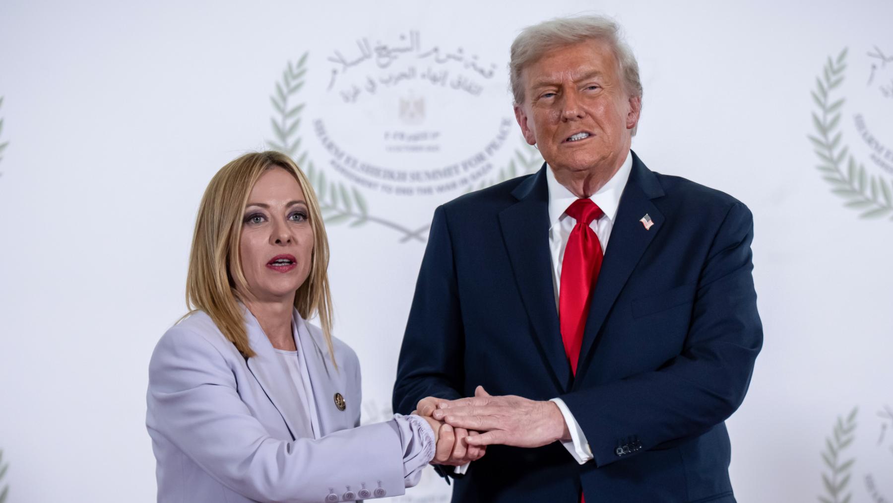Trump y Meloni se enganchan: el líder de EEUU dice que se fotografió con ella por pena y esta le tacha de falso