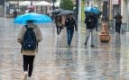 Personas bajo la lluvia
