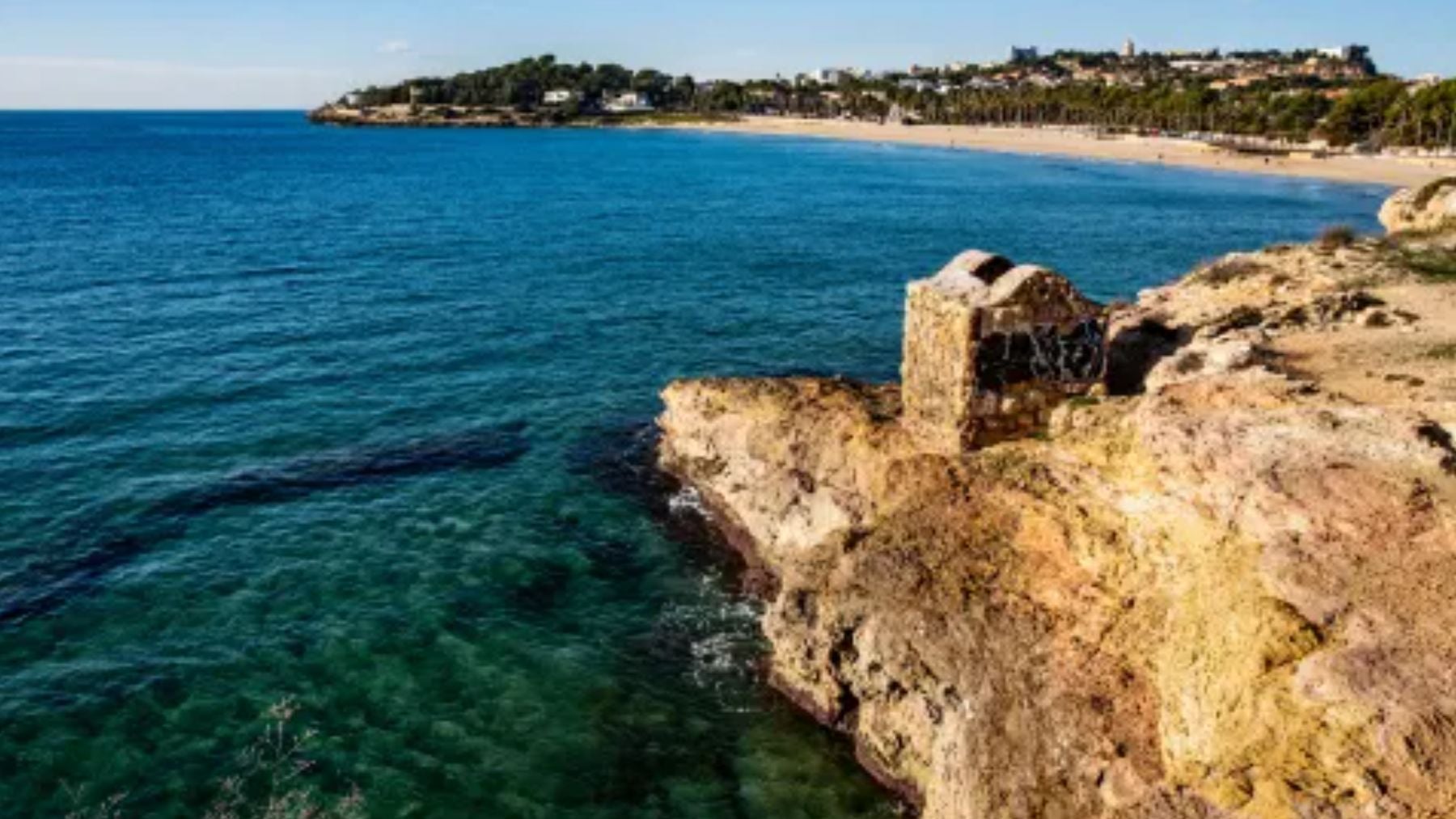 Muere ahogado un menor y dos están críticos mientras se bañaban en una playa de Tarragona