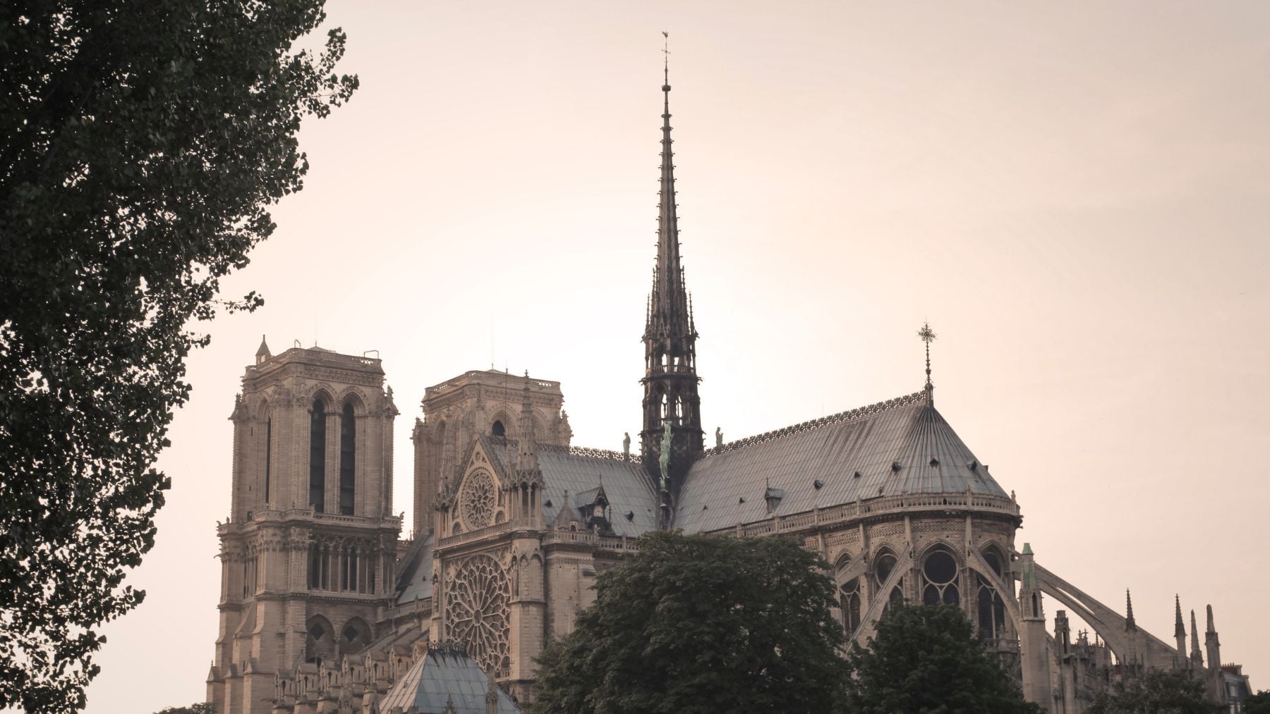 Terremoto entre los arqueólogos: encuentran monedas romanas de hace 1.700 años bajo la catedral de Notre-Dame de París