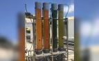 Fotobiorreactores tubulares con cultivos de microalgas en distintas fases de crecimiento, en las instalaciones de investigación de la ULPGC. Los distintos tonos reflejan la densidad celular y la composición de cada cepa. A partir de estos cultivos, el método patentado transforma aguas residuales en biomasa de aplicación industrial. Foto: © Universidad de Las Palmas de Gran Canaria · ULPGC