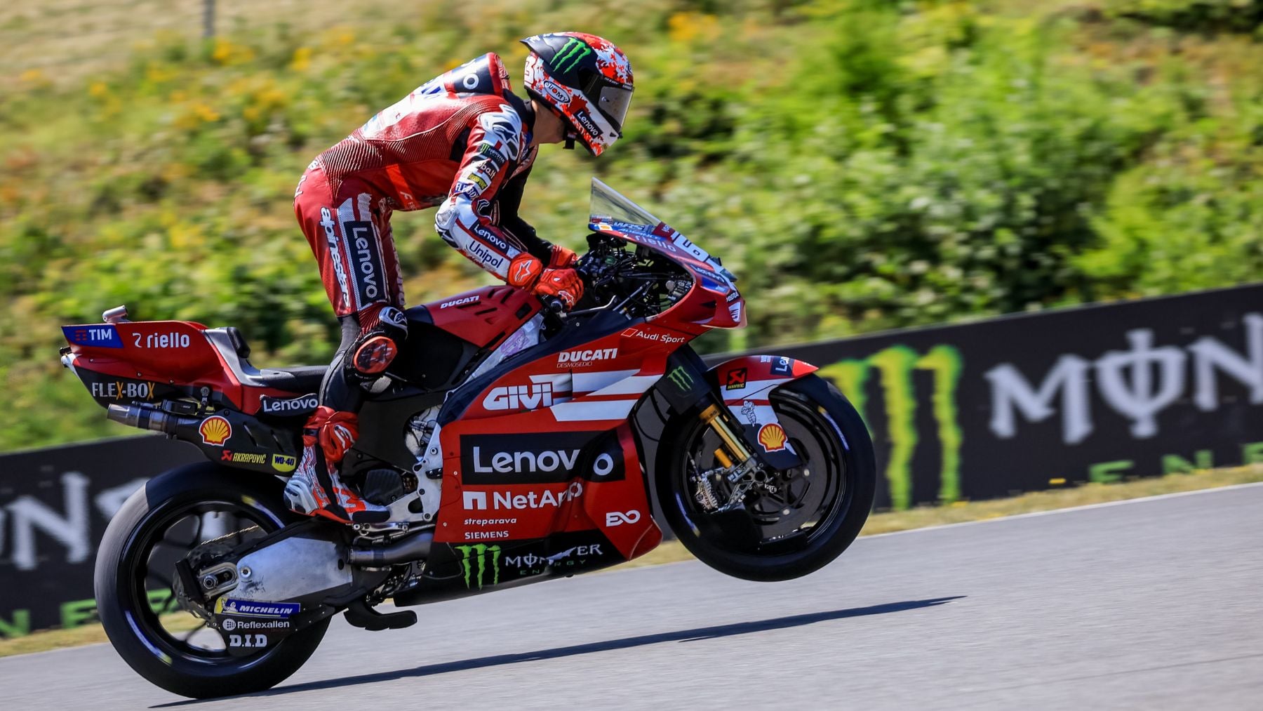 Bagnaia se estrena al sprint en Brno y Márquez le mete otro mordisco al Mundial tras la caída de Bezzecchi