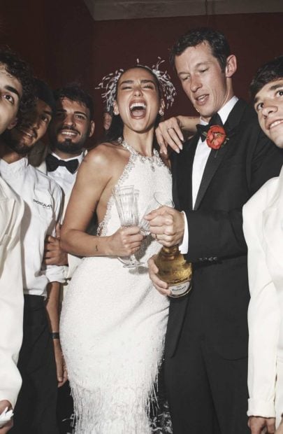 Dua Lipa con Callum Turner y Ruinart