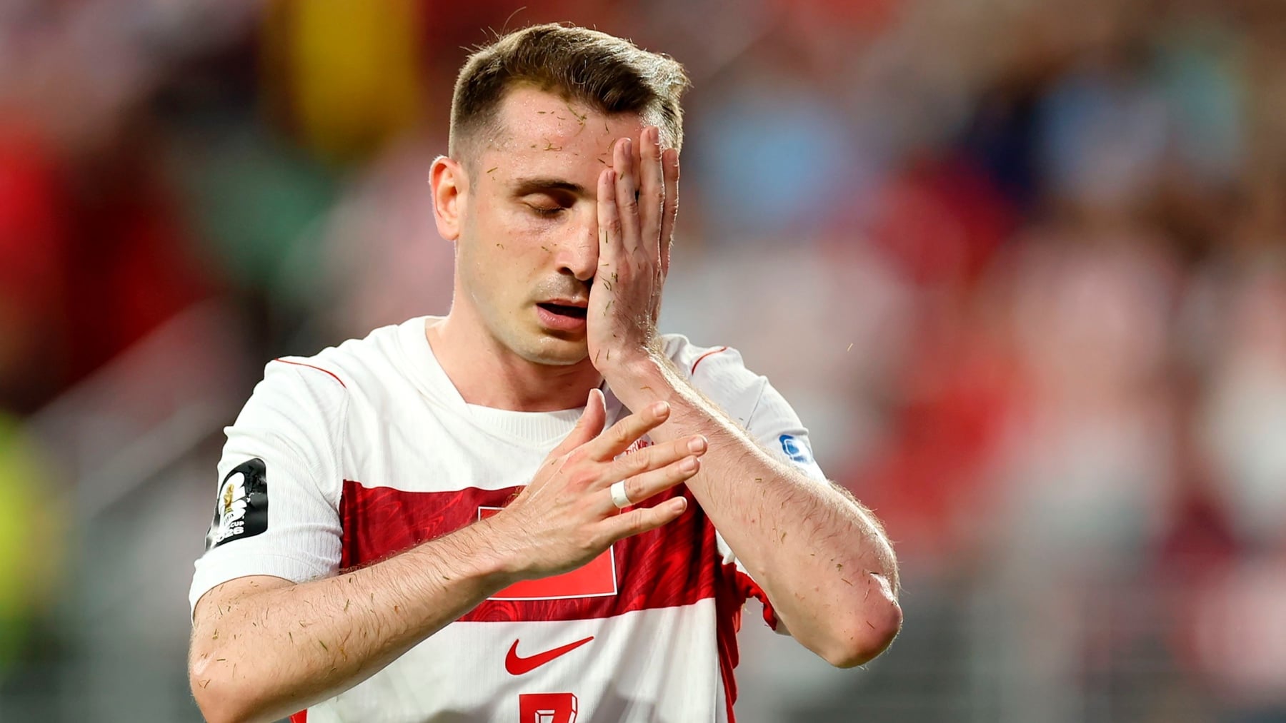 Aktürkoglu pierde los papeles y los aficionados piden su expulsión de la selección de Turquía