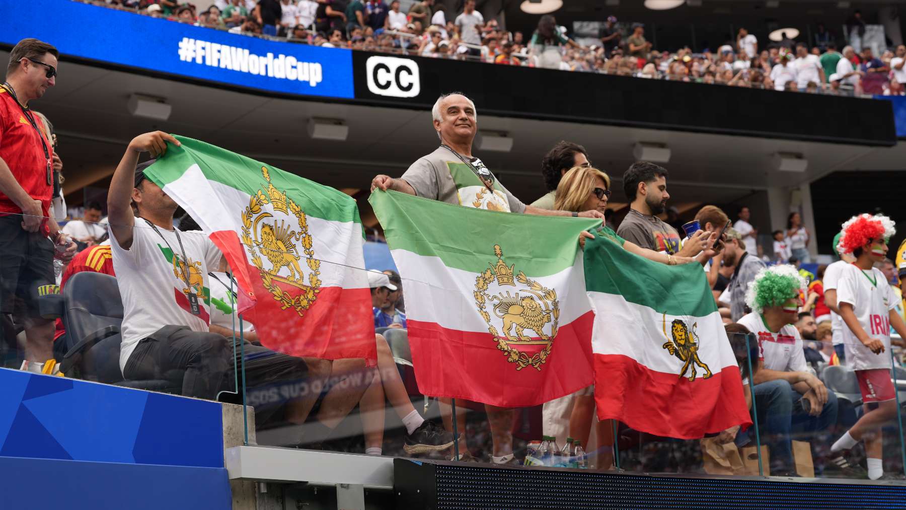 Monumental pitada de los exiliados de Irán en Los Ángeles al himno del régimen de los ayatolás