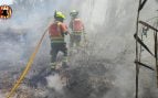 Medios aéreos y terrestres combaten un incendio de vegetación declarado en Estivella (Valencia)