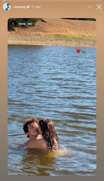 Tana Rivera y Roca rey disfrutando de un chapuzón