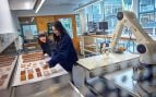 Las investigadoras Malgorzata Zboinska y Yagmur Bektas en el laboratorio de impresión 3D. Foto: Universidad Tecnológica de Chalmers