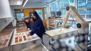 Las investigadoras Malgorzata Zboinska y Yagmur Bektas en el laboratorio de impresión 3D. Foto: Universidad Tecnológica de Chalmers