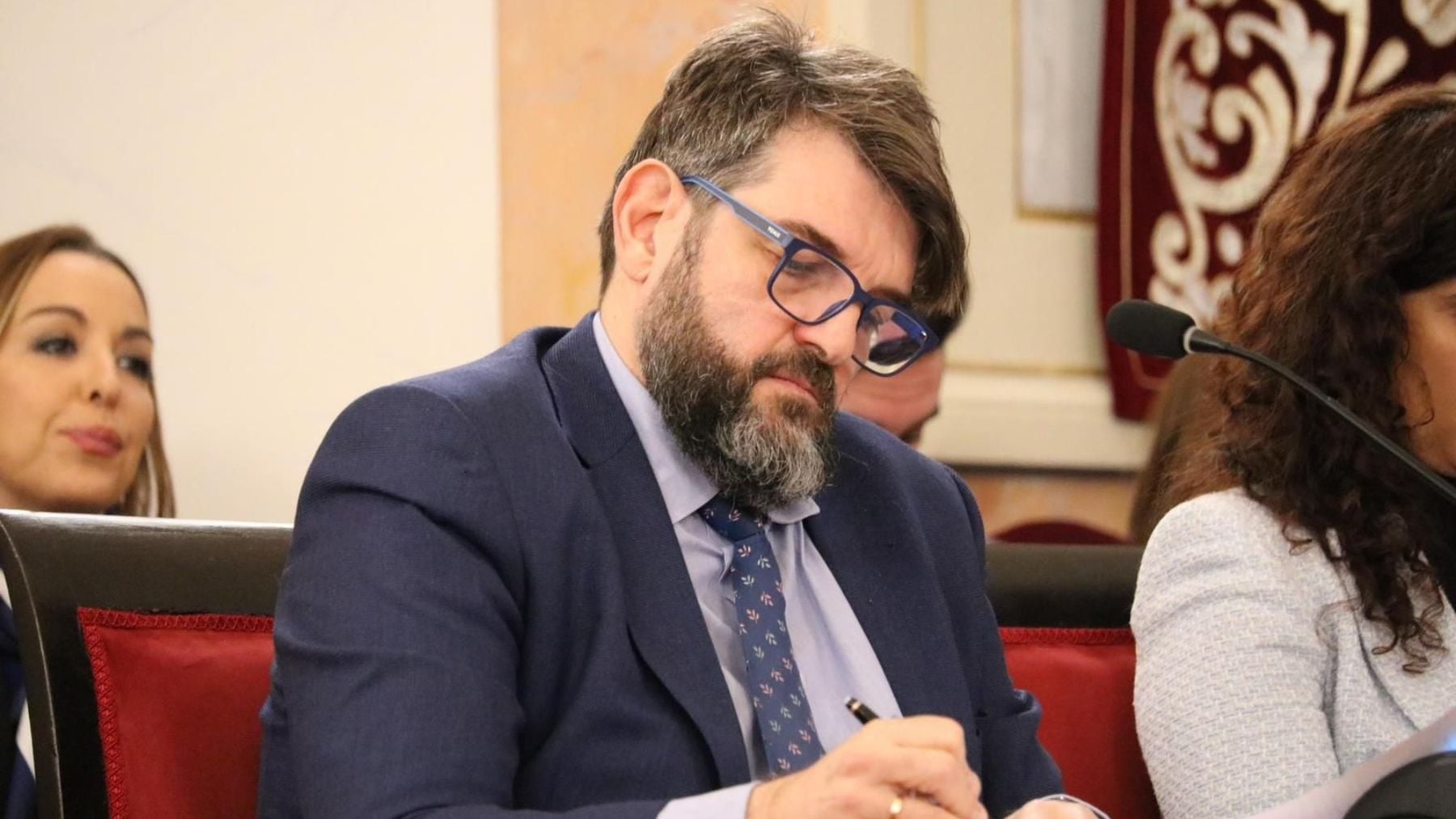 La alcaldesa de Alcalá de Henares destituye al teniente de alcalde de Vox por bloquear la aprobación de los presupuestos
