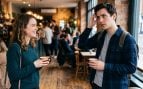 Dos personas en una cafetería