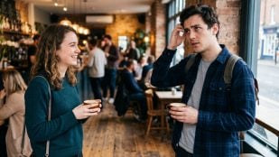 Dos personas en una cafetería