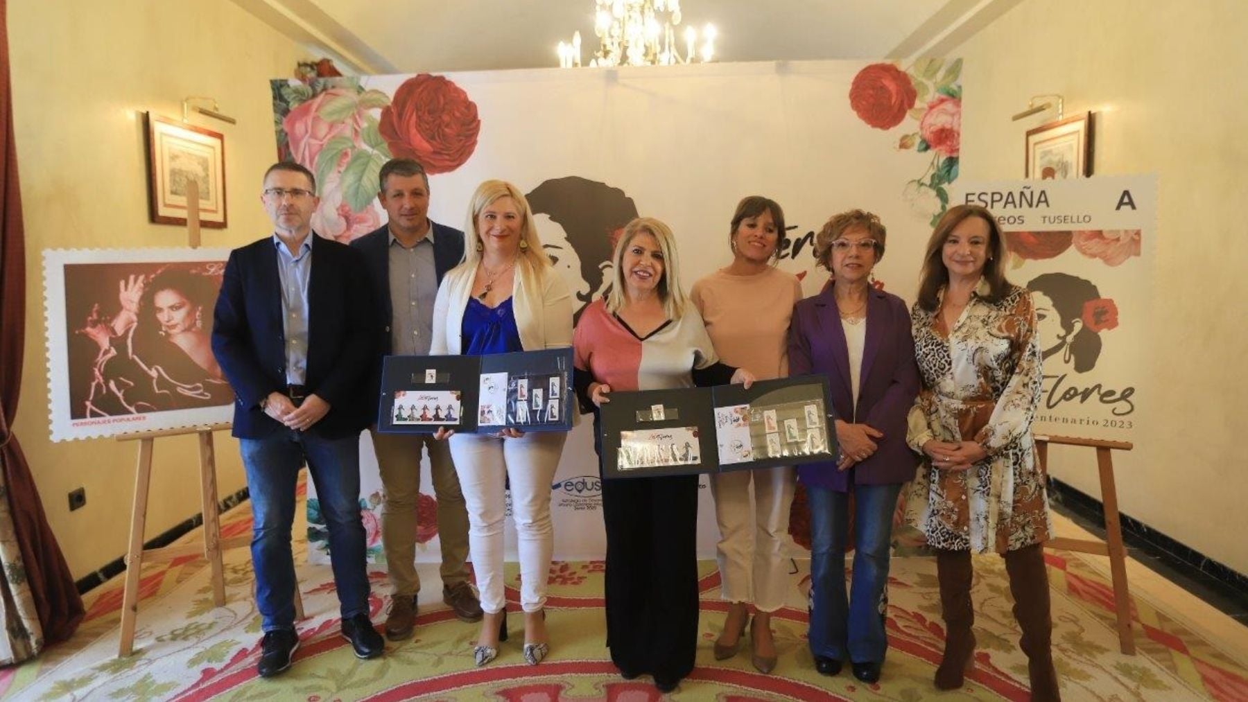Leire Díaz y Mamen Sánchez, segunda y tercera por la izquierda. (Ep)