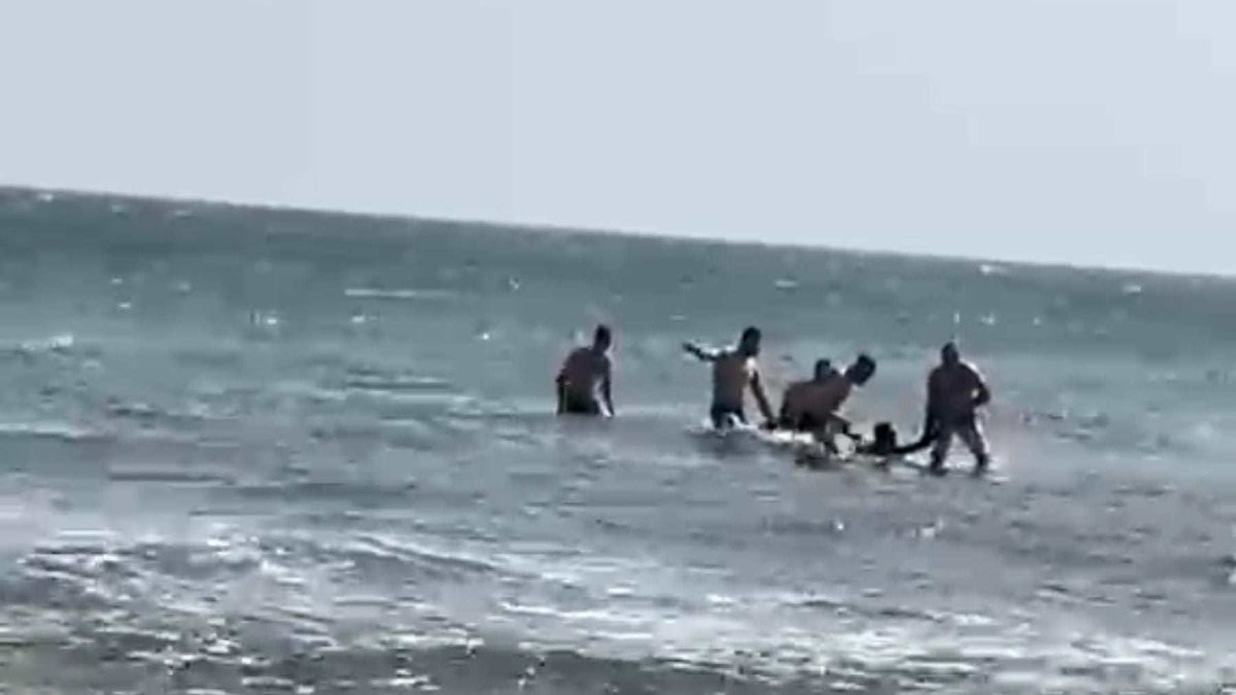 Rescatan en el mar a un subsahariano durante su huida tras agredir sexualmente a una turista alemana en Almería