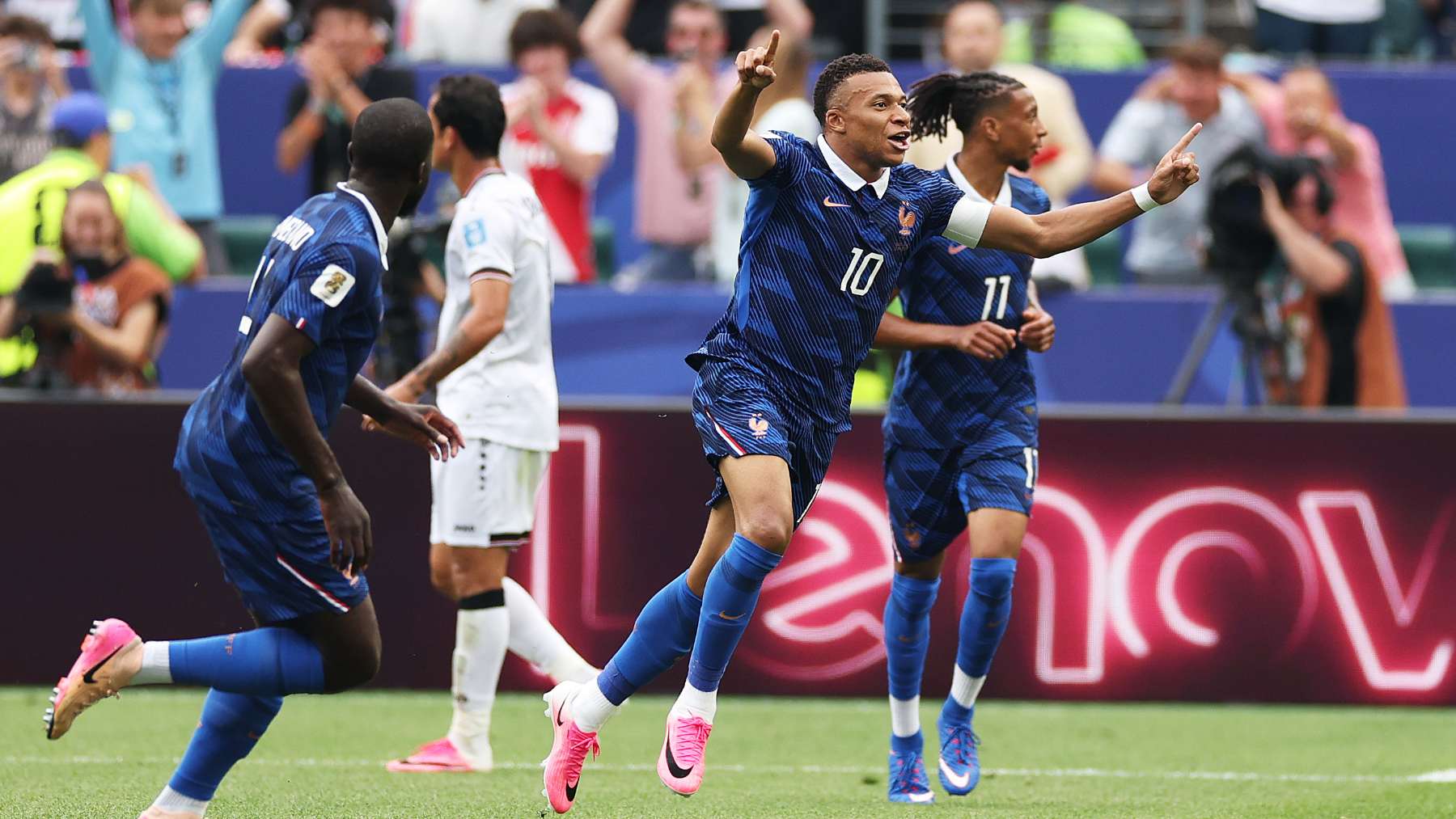 Mbappé no pierde de vista a Messi: marca un golazo Mundial desde fuera del área contra Irak