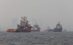Los remolcadores ayudan a los petroleros a descargar el petróleo importado de Oriente Medio en el puerto de Bombay