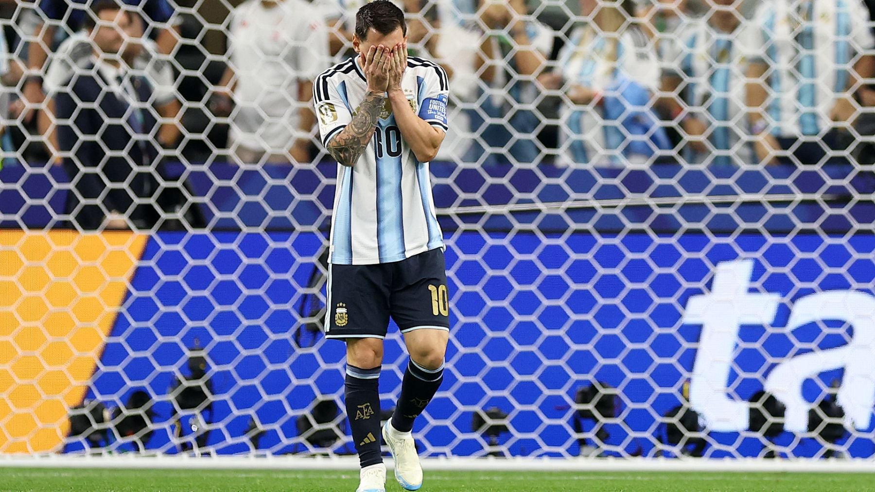 El VAR pita el primer penalti del Mundial a favor de Argentina y Messi lo falla tras una parandinha