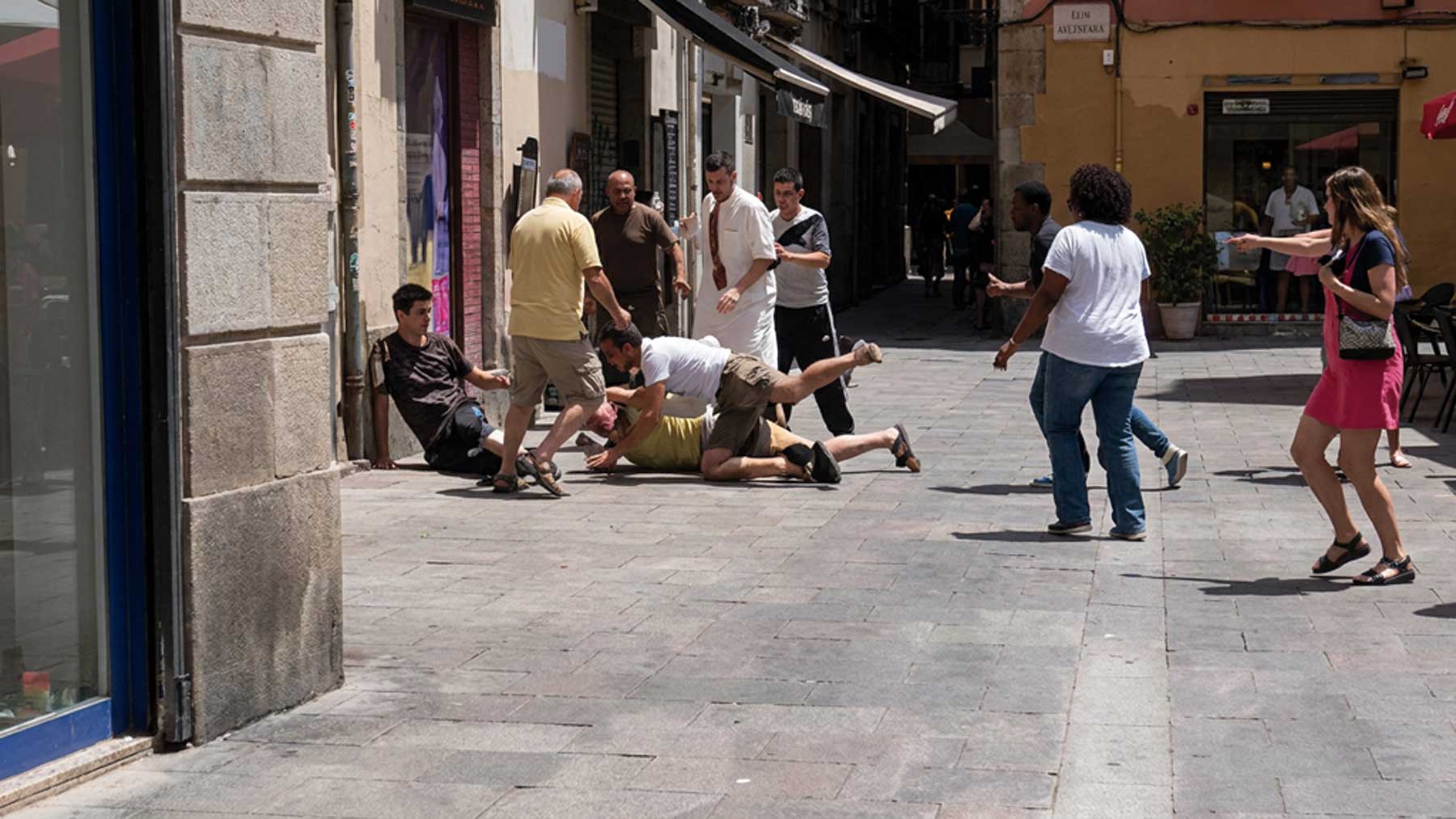 Los vecinos de Barcelona se rebelan contra los ladrones, evitan un robo y detienen al delincuente