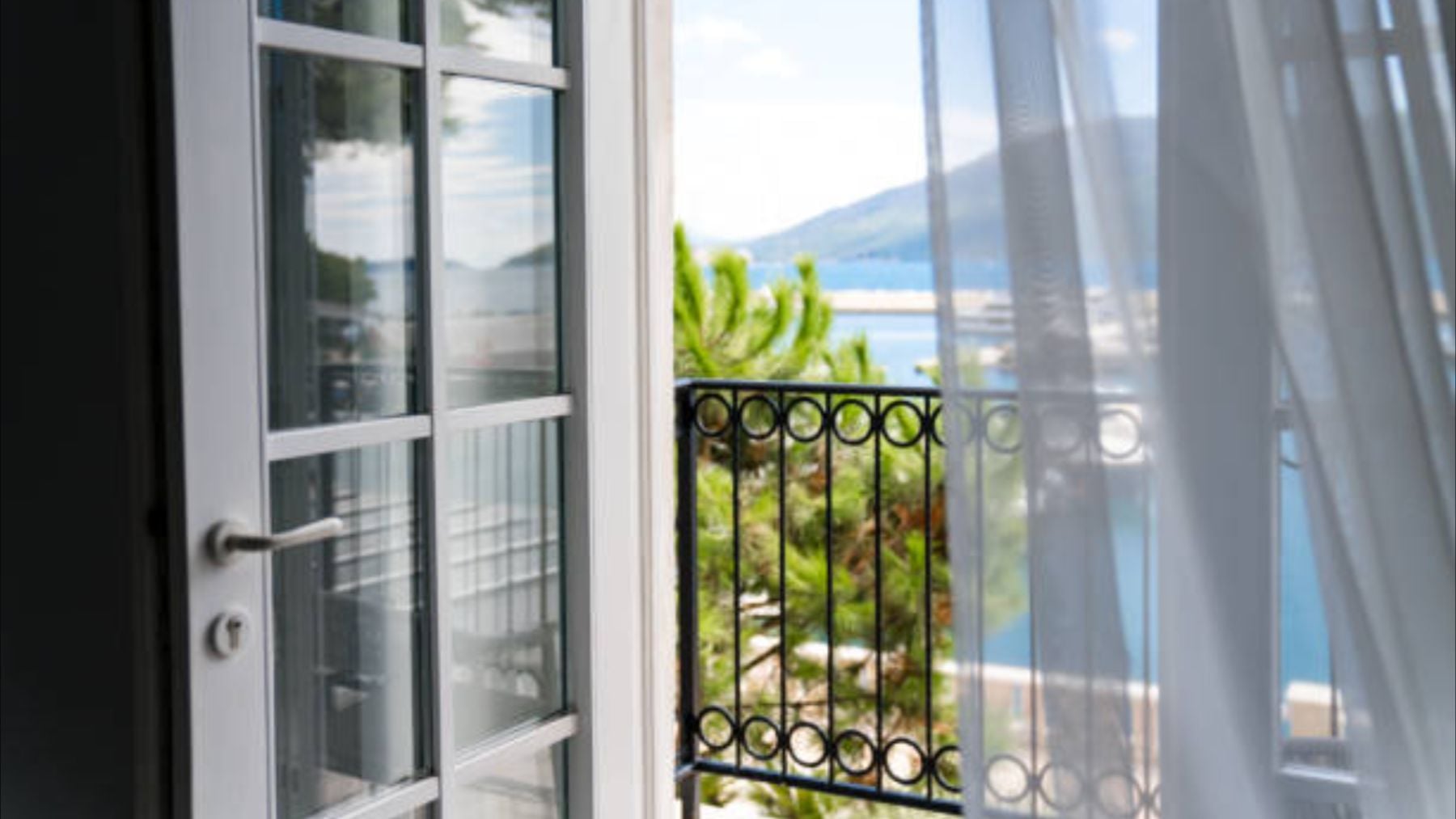 Ni ventilador ni aire acondicionado: la clave para mantener la casa fresca en verano está en las ventanas