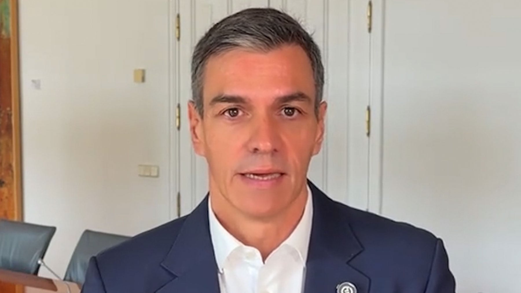 Sánchez calla por la condena a Ábalos pero se graba un TikTok dando consejos sobre el calor: Bebe agua y ponte crema