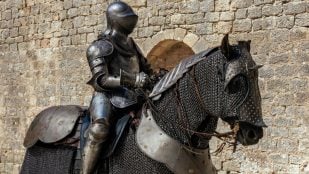 Soldado con armadura de metal sentado en el caballo. Foto: Freepik - @wirestock
