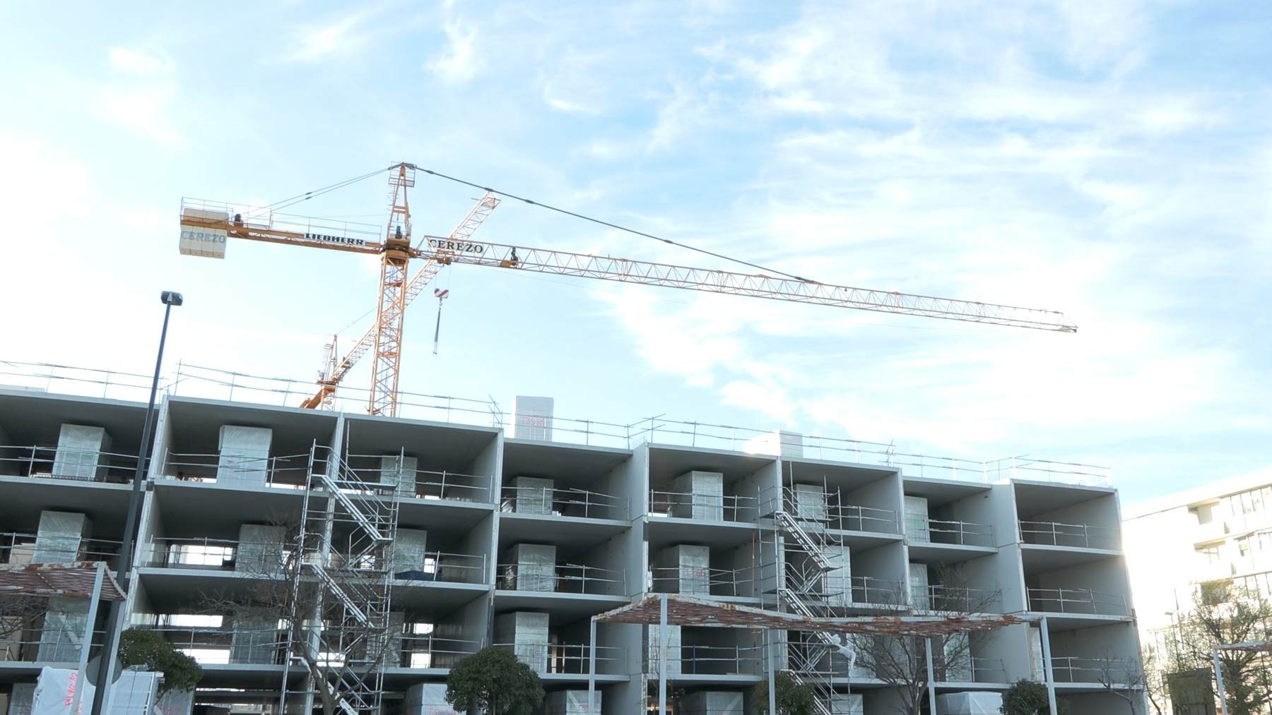 Impuestos, tasas y cargas públicas elevan un 26% el precio de la vivienda nueva