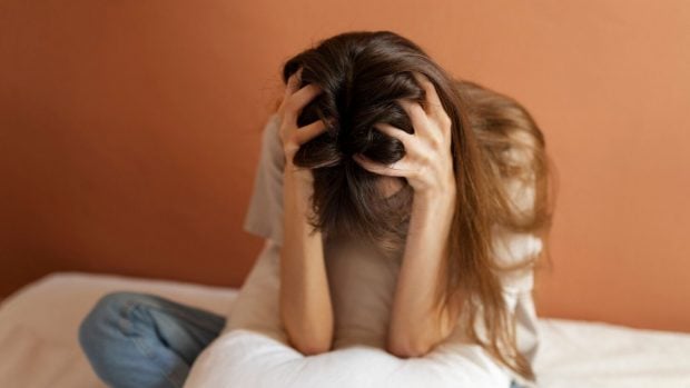 Una mujer en medio de una crisis de ansiedad. Foto: Freepik