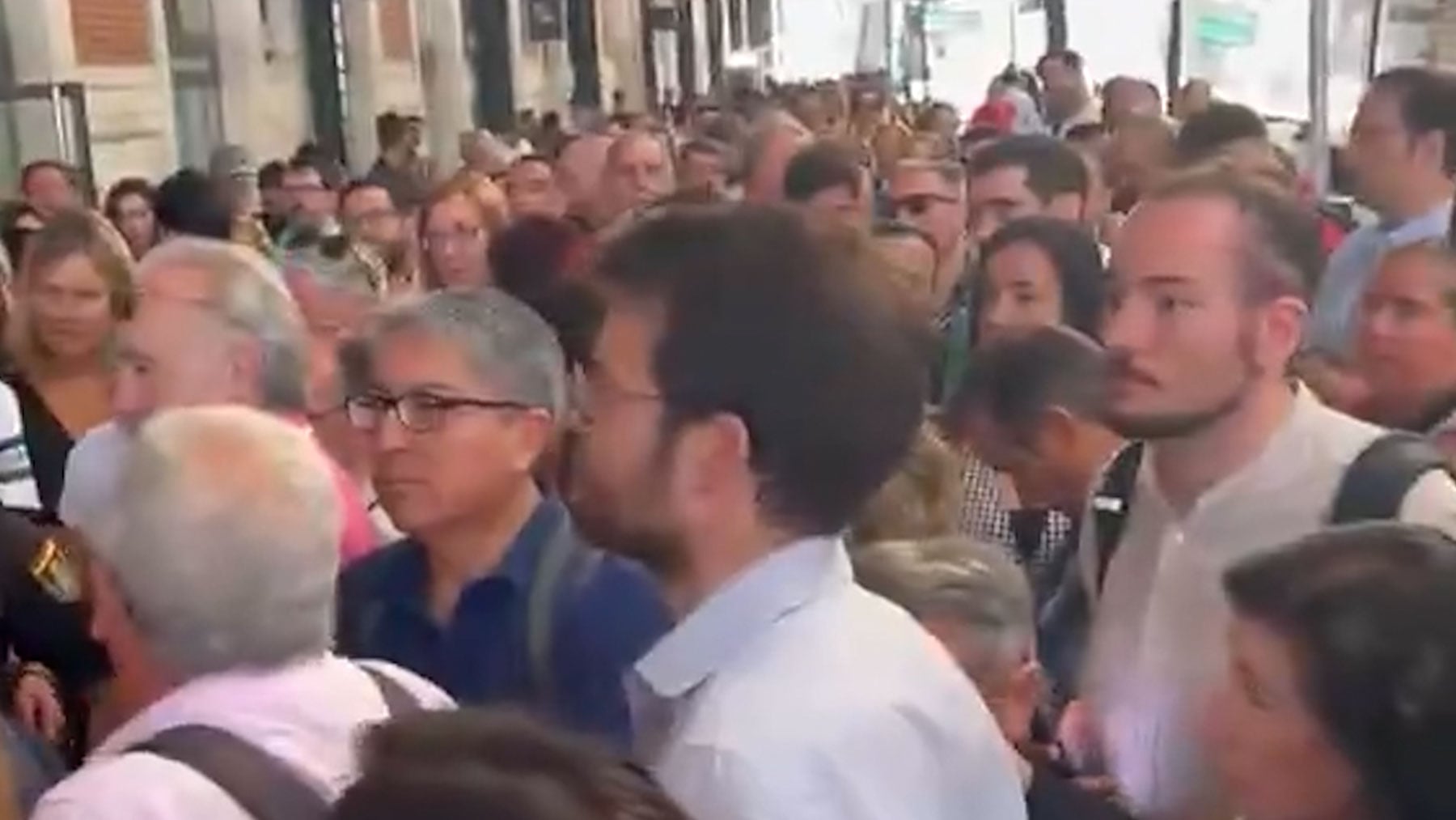 Caos en el AVE Madrid-Valladolid por falta de suministro eléctrico: retrasos de hasta 4 horas y trenes cancelados
