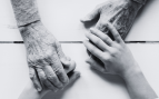 Manos de un anciano - Canva