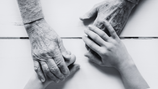 Manos de un anciano - Canva
