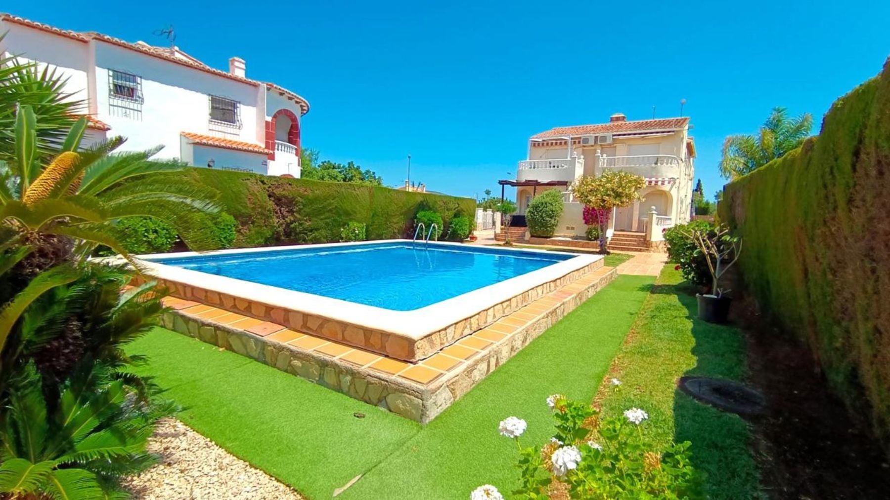 Casas con espacio exterior desde 65.000 euros: conecta con el aire libre