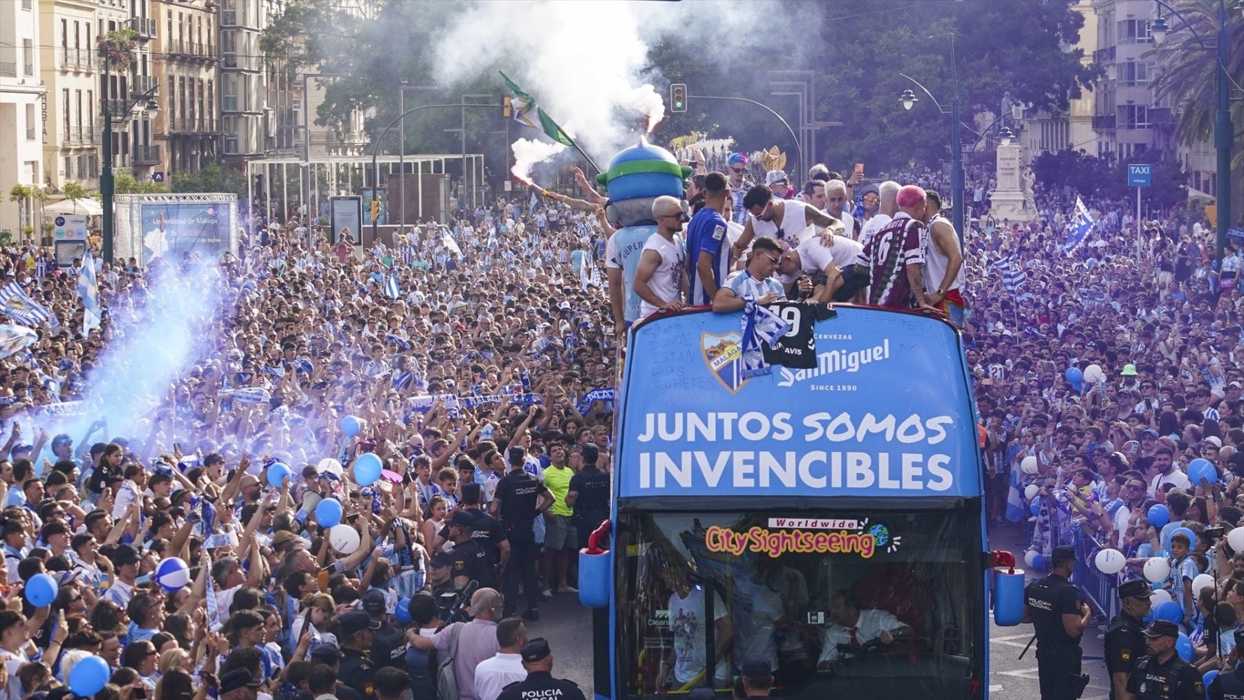 Locura en Málaga: el 30% de la población se echa a la calle a celebrar el ascenso con imágenes impresionantes