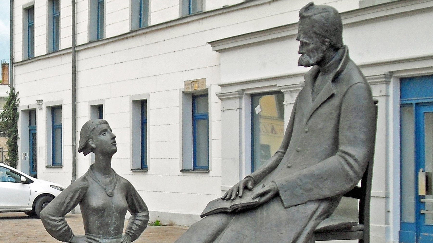 Estatua de Nietzsche en Naumburgo, Alemania. Foto: Heinrich Apel en Wikimedia Commons.