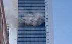 Última hora del incendio en una de las cuatro torres de Madrid, en directo: desalojada la torre Moeve