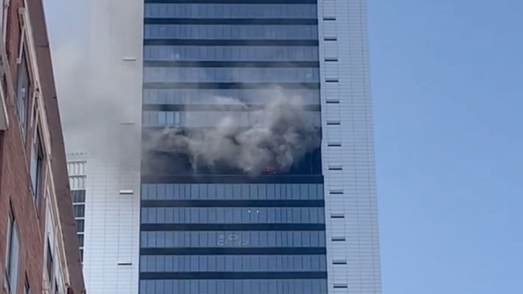 Última hora del incendio en una de las cuatro torres de Madrid, en directo: desalojada la torre Moeve