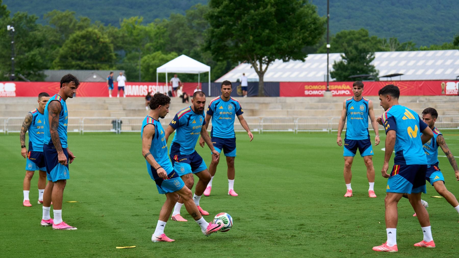 Los vampiros de la FIFA visitan a la selección española en su hotel