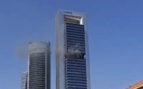 Desalojada de emergencia una de las cuatro torres de Madrid afectada por una columna de humo