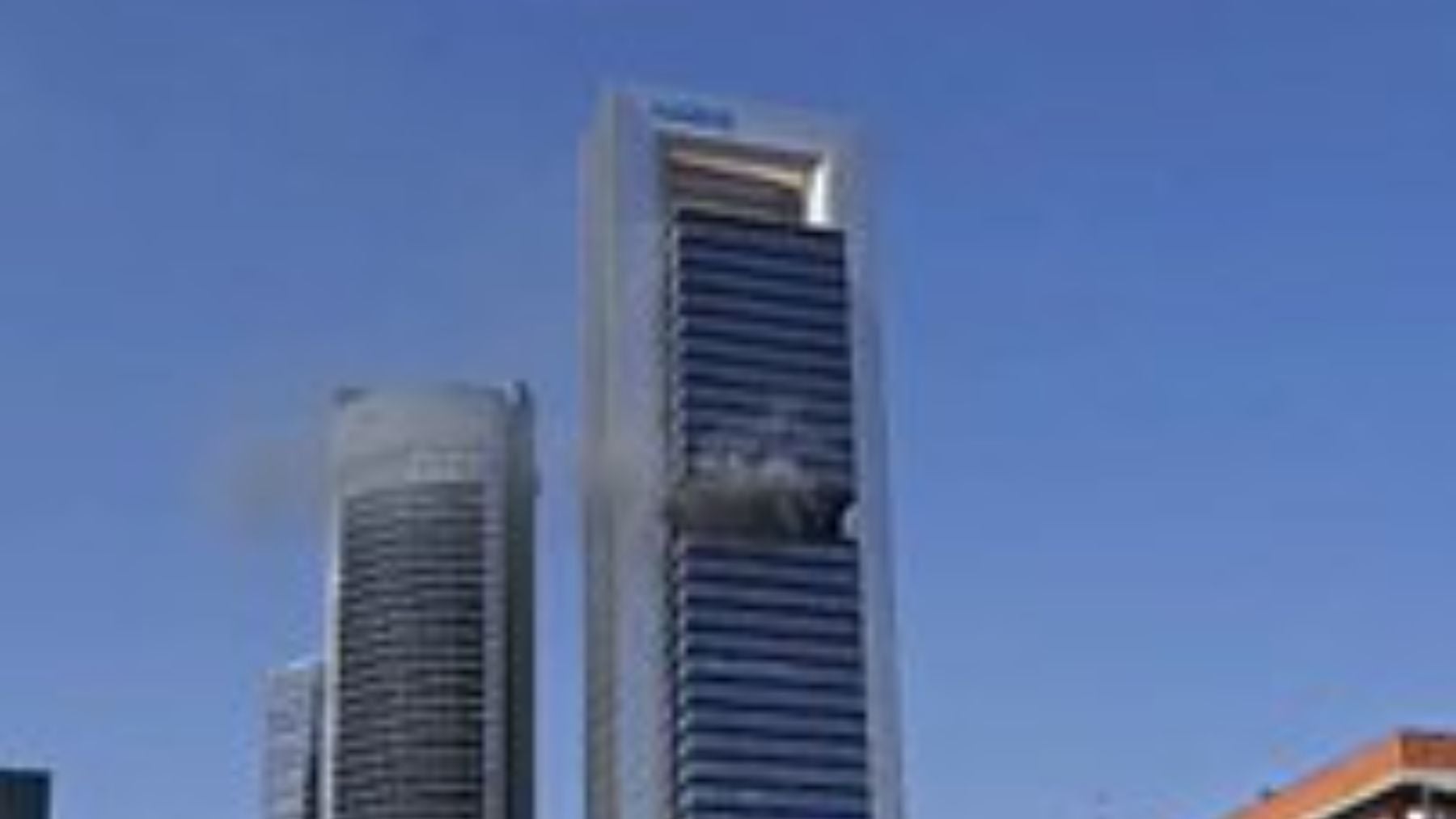 Desalojada de emergencia una de las cuatro torres de Madrid afectada por una columna de humo