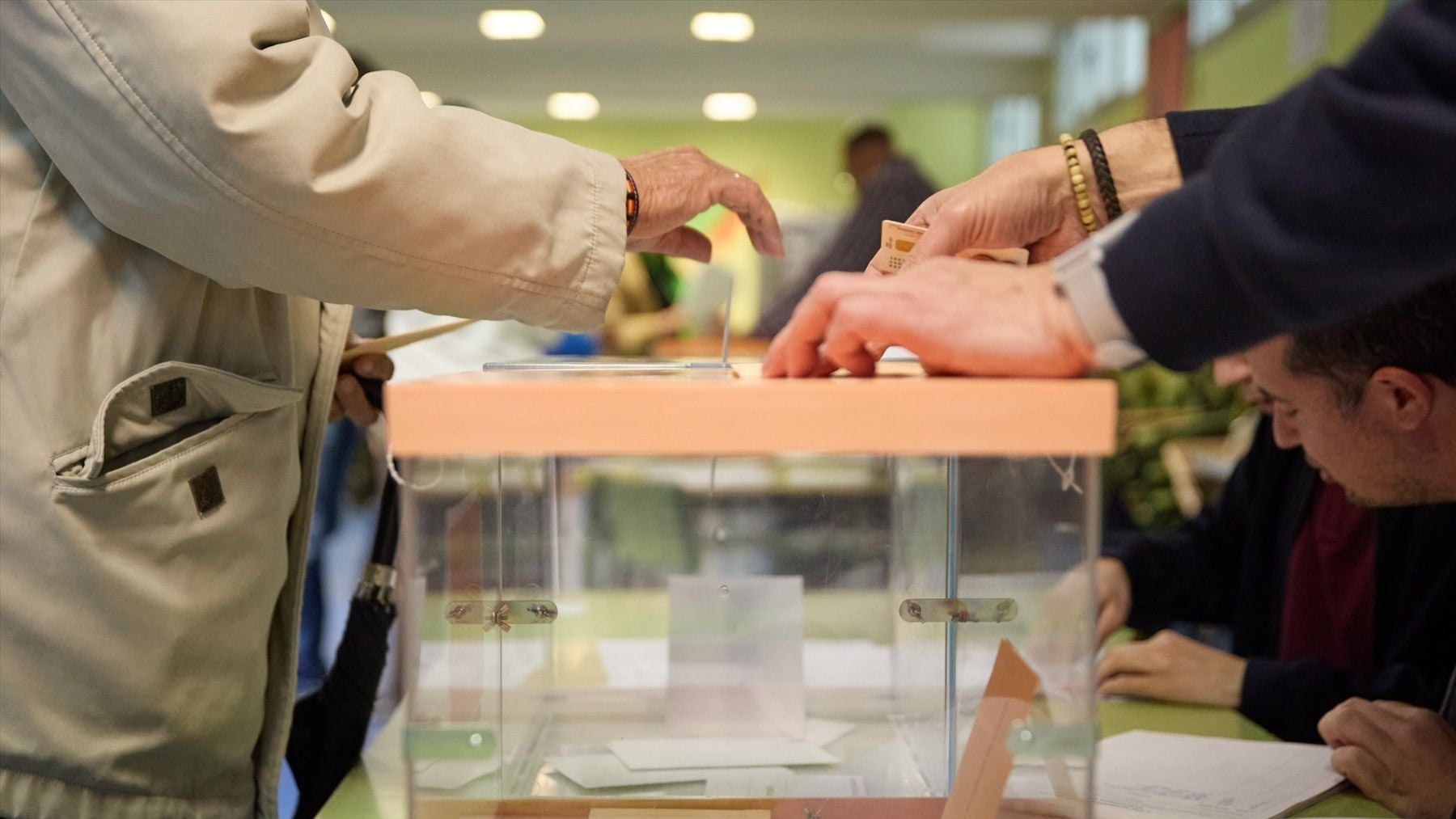 El PSOE y sus socios rechazan que se cuente el voto por correo en una urna distinta como proponía Vox