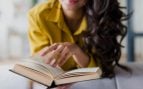 Una mujer leyendo un libro. Foto: Freepik