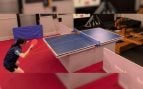 El robot con IA, Ace, juega tenis de mesa con una jugadora profesional. Foto: Sony AI / Nature