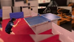 El robot con IA, Ace, juega tenis de mesa con una jugadora profesional. Foto: Sony AI / Nature