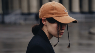 Una mujer con una gorra - Canva