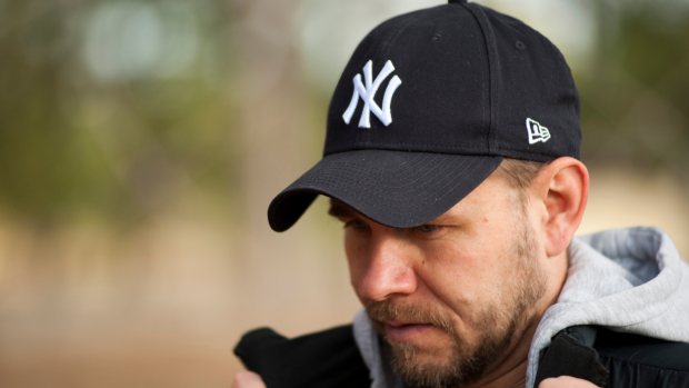 Un chico con una gorra de béisbol