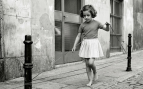 Niña jugando a la goma - IA